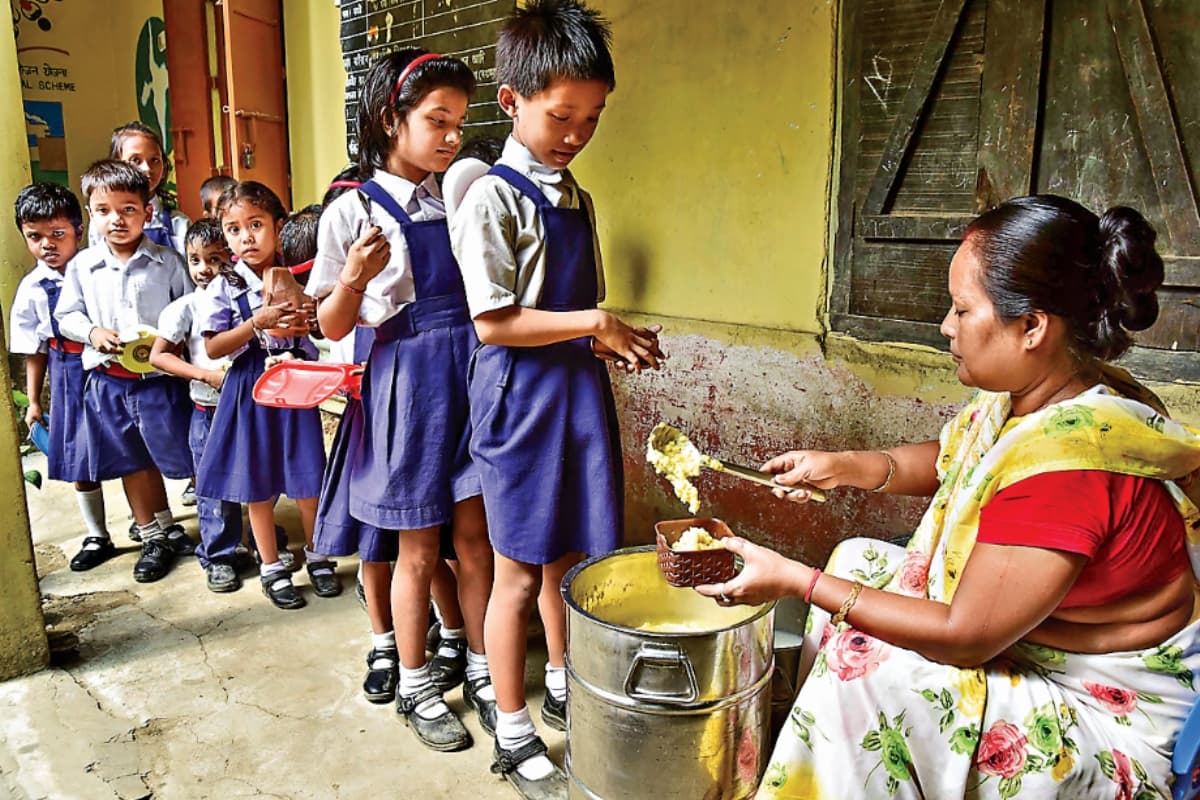 झारखंड में मिड-डे मील : 5 रुपये 45 पैसे में चावल-दाल, पापड़ छोला और सलाद कैसे खिलाए स्कूल