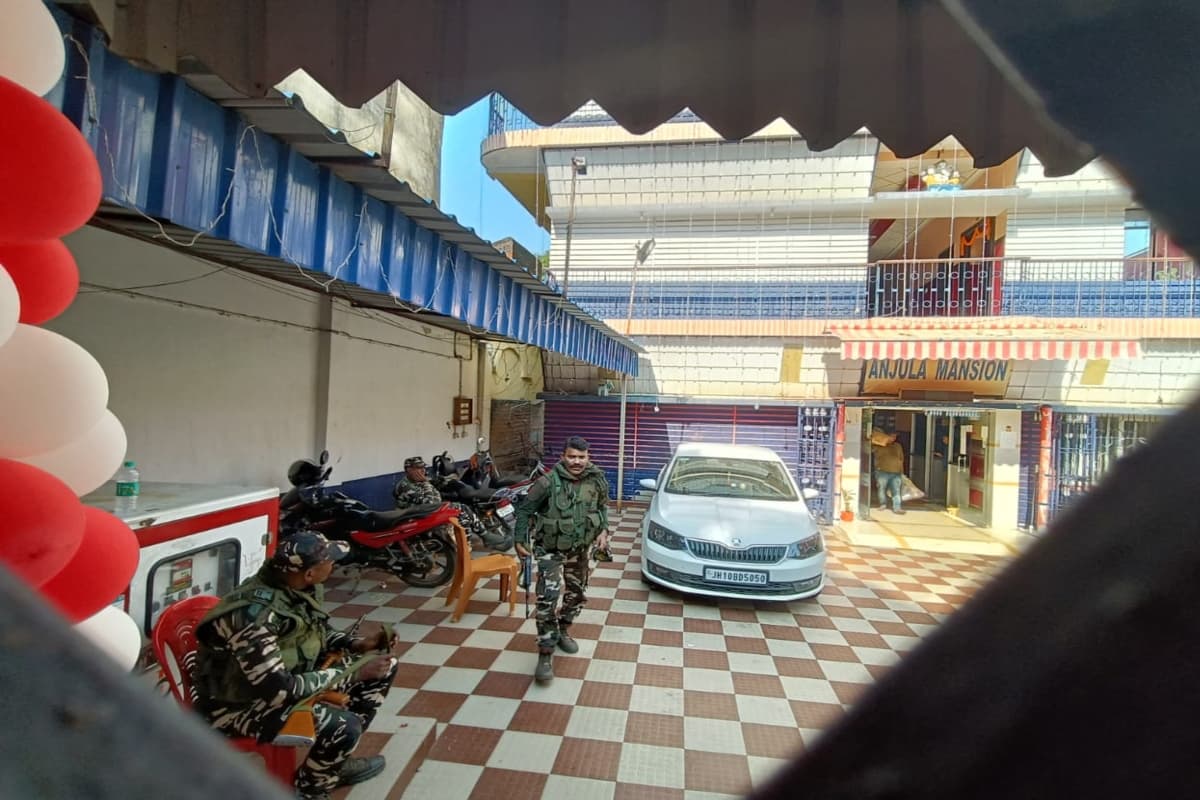 झारखंड: जमीन कारोबार से जुड़े 34 लोगों के ठिकानों पर आयकर विभाग का छापा, कई दस्तावेज समेत 20 लाख जब्त
