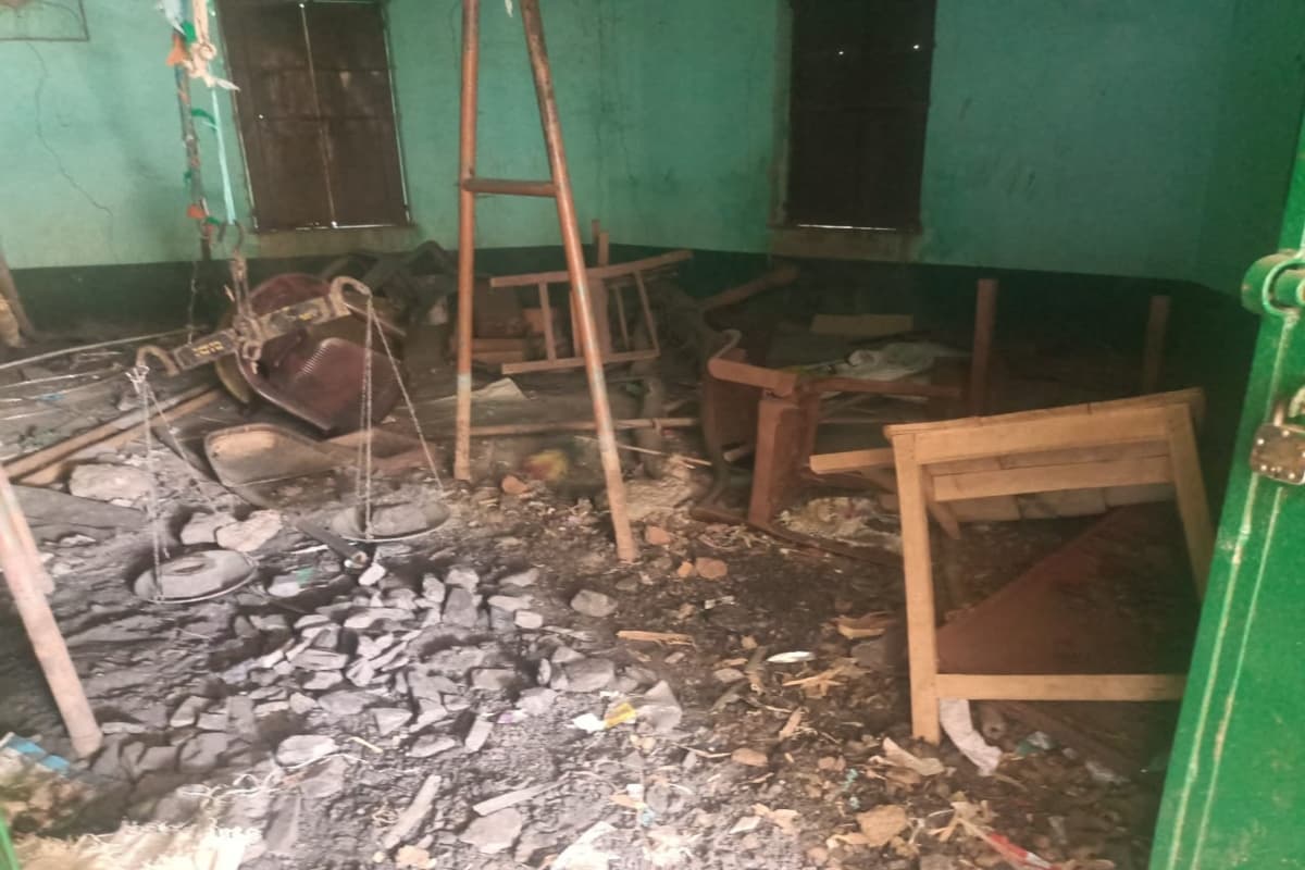 दुमका : कोयला और कचरों से भरा क्लासरूम देख भड़के बीडीओ, फटकार लगाते हुए सीडीपीओ से मांगी रिपोर्ट