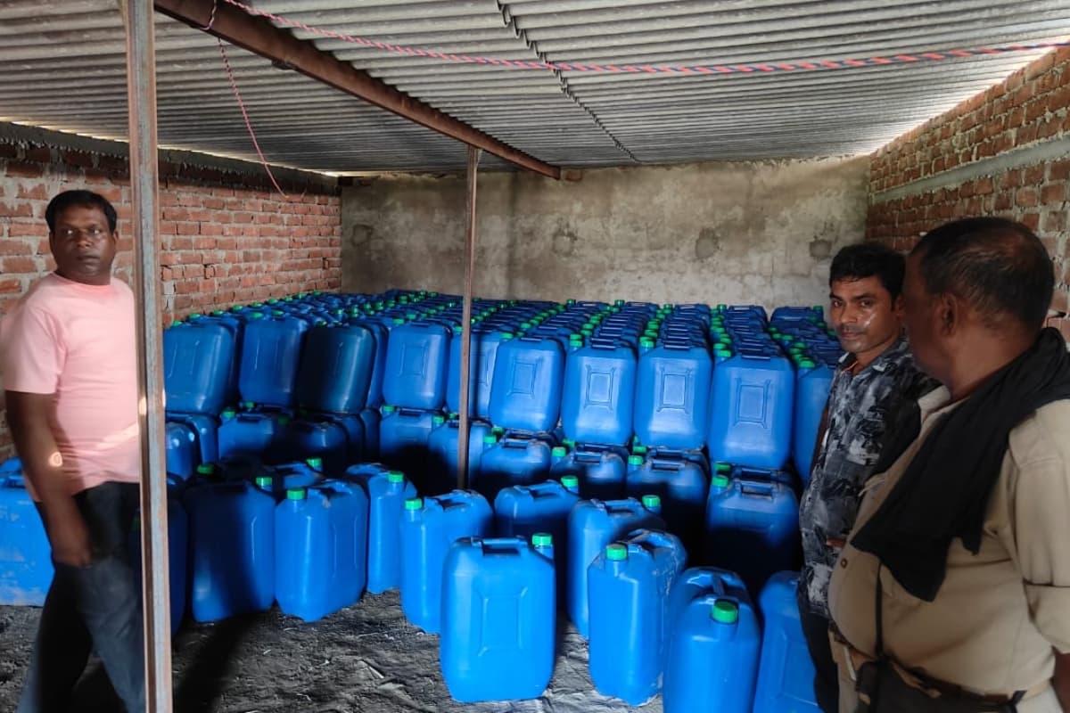 पलामू उत्पाद विभाग ने जब्त की 12 हजार लीटर अवैध स्प्रिट, बिहार से सटे इलाकों में चल रहा था शराब का गोरखधंधा