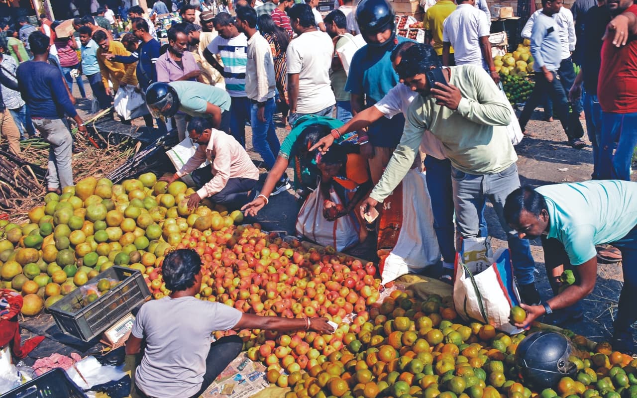 सजा फलों का बाजार, छठ को लेकर आज अंतिम खरीदारी