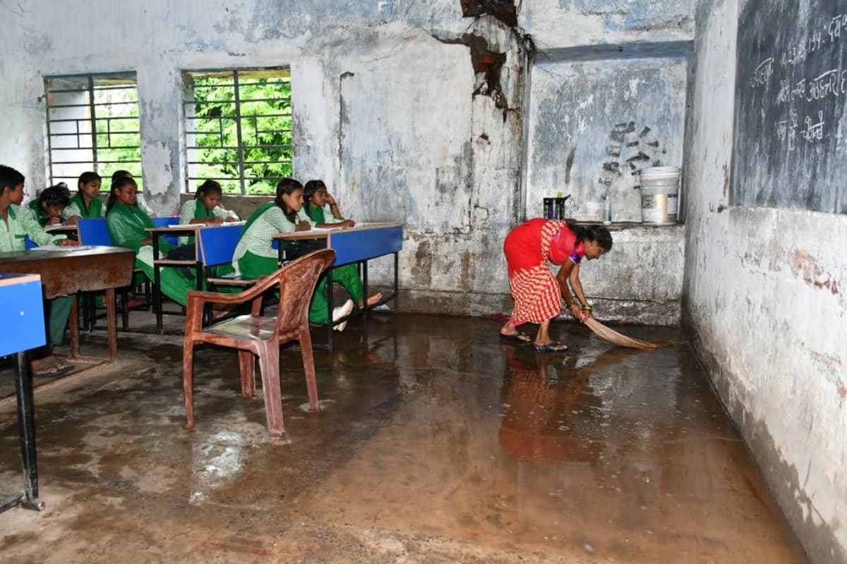 PHOTOS: लालपुर-कोकर रोड के पास पीपल पेड़ में लगी आग, बिजली ना कटवाई होती तो हो जाता बड़ा हादसा
