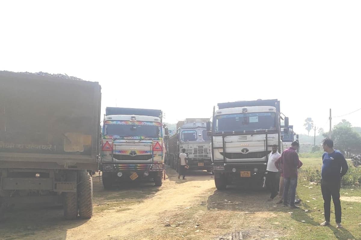 साहिबगंज : बिना माइनिंग चालान के स्टोन चिप्स लोडेड 10 ट्रक जब्त, अवैध खनन व परिवहन को रोकने के लिए छापेमारी