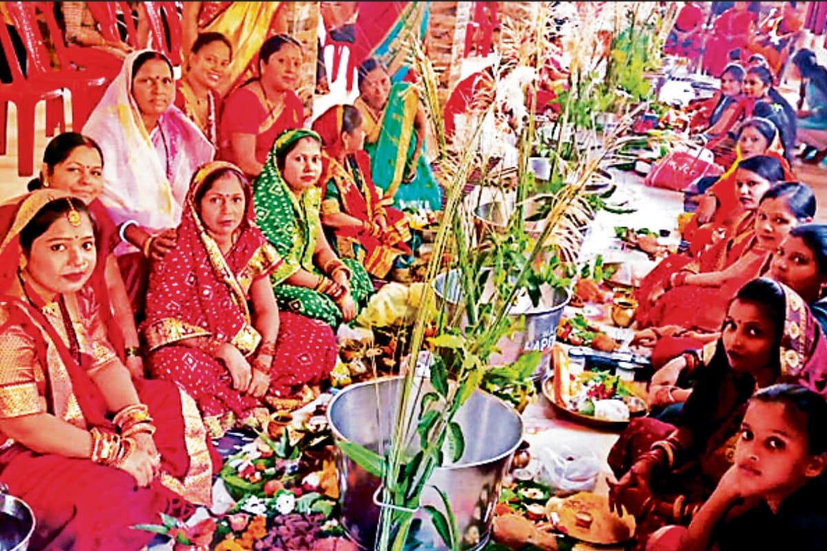 जमशेदपुर में छत्तीसगढ़ी समाज की महिलाओं ने की हल षष्ठी पूजा, बलदेव बलराम के जन्म से जुड़ी हैं मान्यताएं