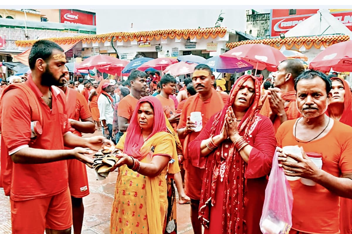 बाबा बैद्यनाथ को रोट, नारियल व पुड़ी का भोग लगा रहे भक्त, जलार्पण के बाद गदगद होकर निकल रहे कांवरिये