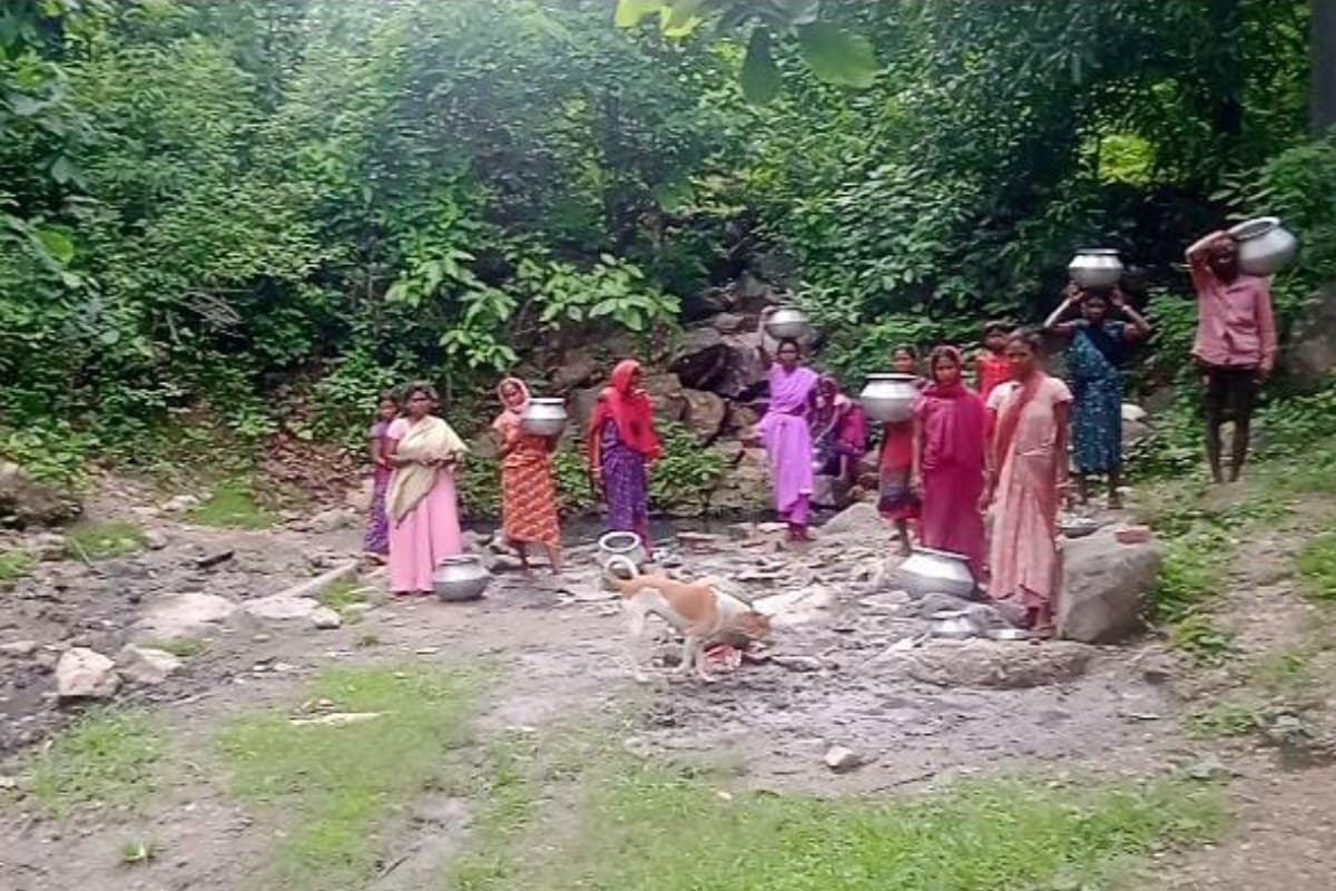 झारखंड के इस गांव में प्रकृति ने बिखेरी अपनी अद्भुत छटा, पर ग्रामीणों को नहीं मिलती मूलभूत सुविधाएं
