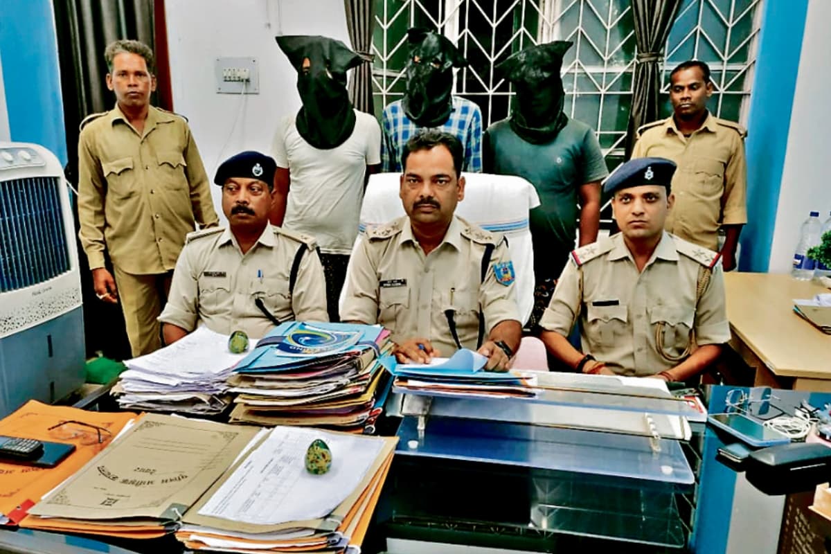 Deoghar News: मधुपुर में महिला का अपहरण कर गैंगरेप, तीन आरोपी गिरफ्तार, दो बाइक जब्त