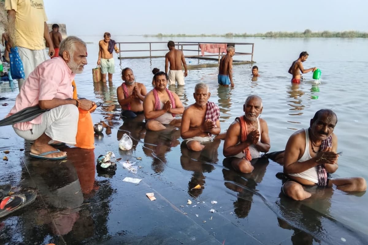 पितृपक्ष 2023: पितरों को तर्पण देने साहिबगंज गंगा घाट पहुंच रहे लोग, पितर कौए के रूप में आते हैं धरतीलोक