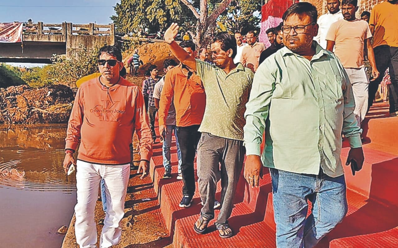 देवघर : सारठ विधायक ने संवेदक व जेई को लगायी फटकार, कही ये बात