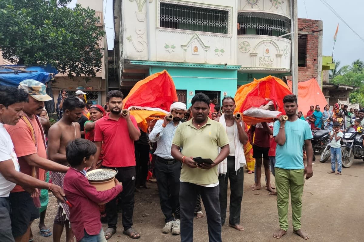 झारखंड : पति की मौत की खबर सुन पत्नी ने भी तोड़ा दम, एक साथ उठी दोनों की अर्थी