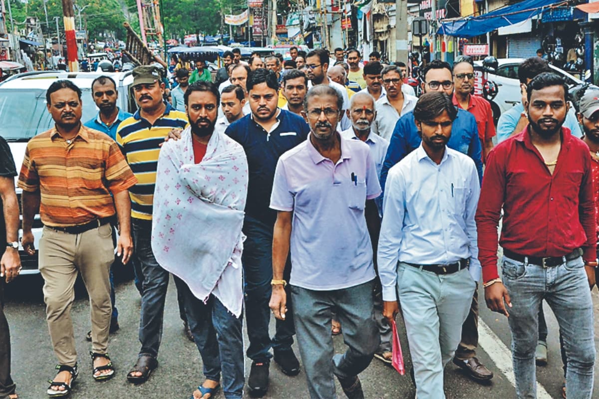 देवघर में बढ़ते अपराध के खिलाफ व्यवसायियों का आक्रोश, घायल दुकानदार के साथ किया पैदल मार्च, सुरक्षा की मांग