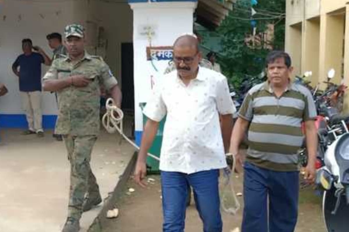 दुमका : छात्राओं को अश्लील वीडियो दिखाने और छेड़खानी का आरोप, प्रिंसिपल व नाइट गार्ड गिरफ्तार