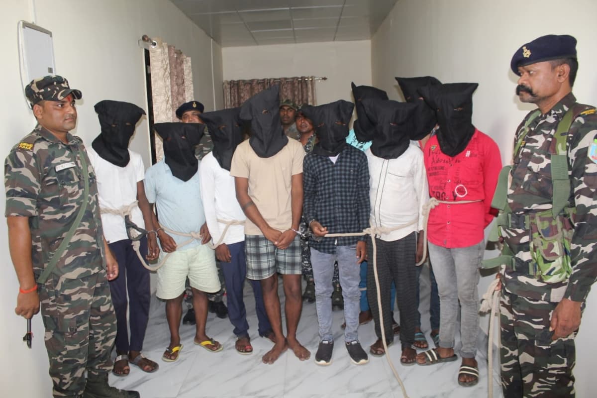 गिरिडीह : पचंबा में चल रहा था साइबर अपराधियों का कॉल सेंटर, पुलिस ने किया भंडाफोड़, 9 गिरफ्तार