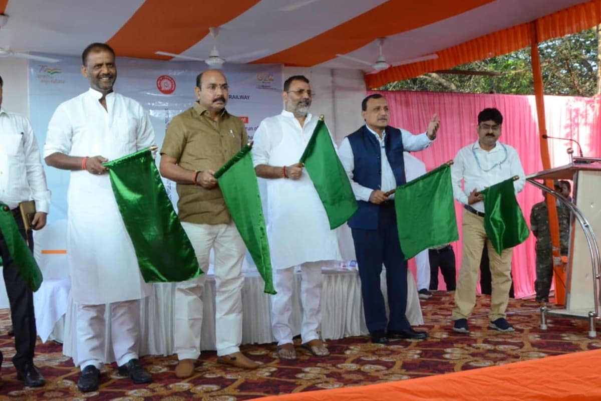 Train News: देवघर-पटना ईएमयू को निशिकांत दुबे ने दिखाई हरी झंडी, शाम को देवघर-झाझा मेमू की होगी शुरुआत