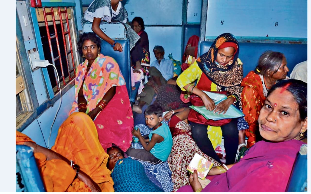 देवघर : ट्रेनों और बसों में ठसा-ठस भीड़, तत्काल टिकट के लिए रात से ही लोग लगा रहे लाइन