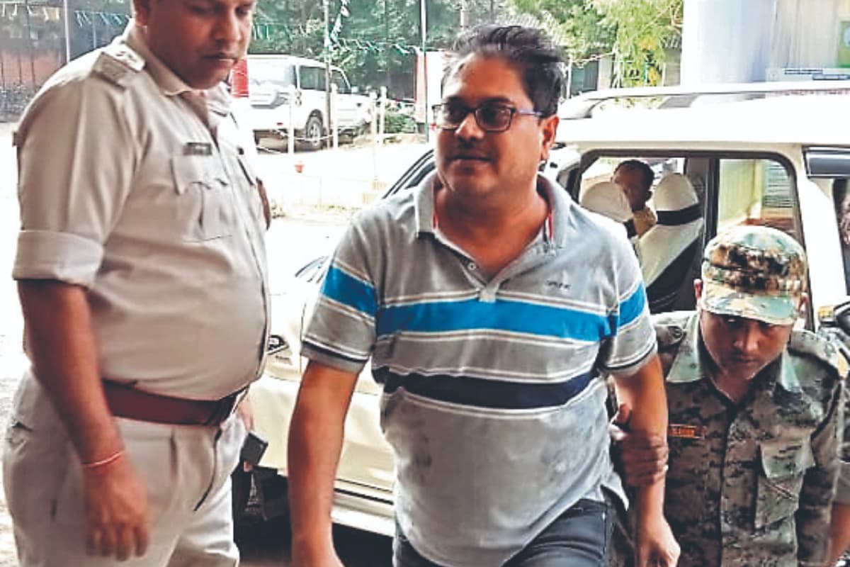 पाकुड़ : गोलीकांड के आरोपी इंद्रनील को पुलिस ने भेजा जेल, तीन लोगों पर की प्राथमिकी दर्ज