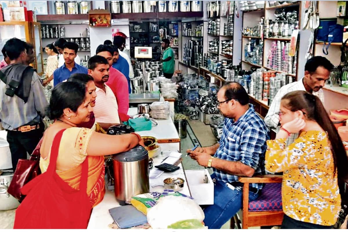 धनतेरस पर 50 करोड़ रुपये के कारोबार की उम्मीद, दुमका बाजार सज-धज कर तैयार