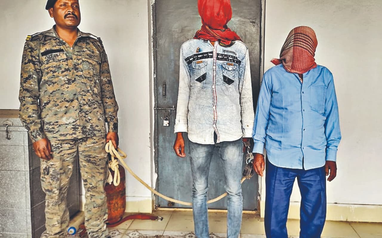 दुमका : लोधना गोलीकांड के आरोपी पिता-पुत्र व पुत्री गिरफ्तार, तीनों को भेजा जेल