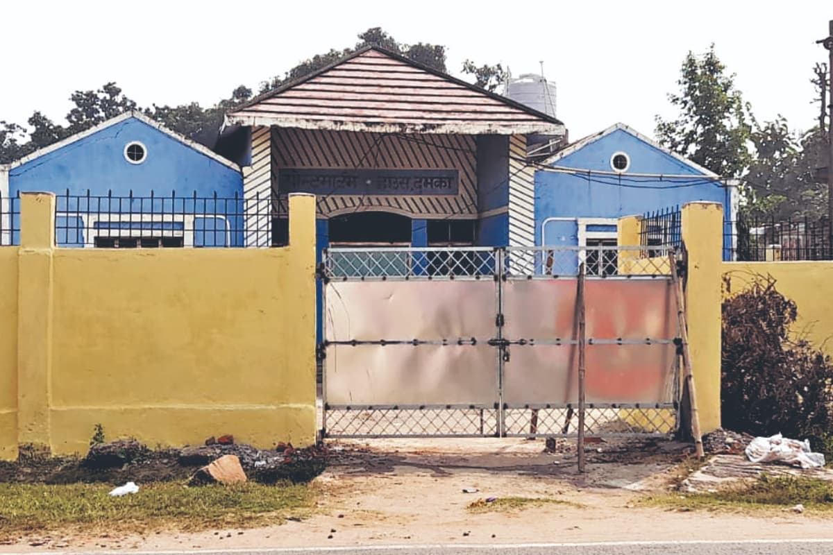 दुमका : पीजेएमसीएच की मोर्चरी में केवल एक शव रखने की ही व्यवस्था, फ्रीजर के बाहर रखने से आती है दुर्गंध