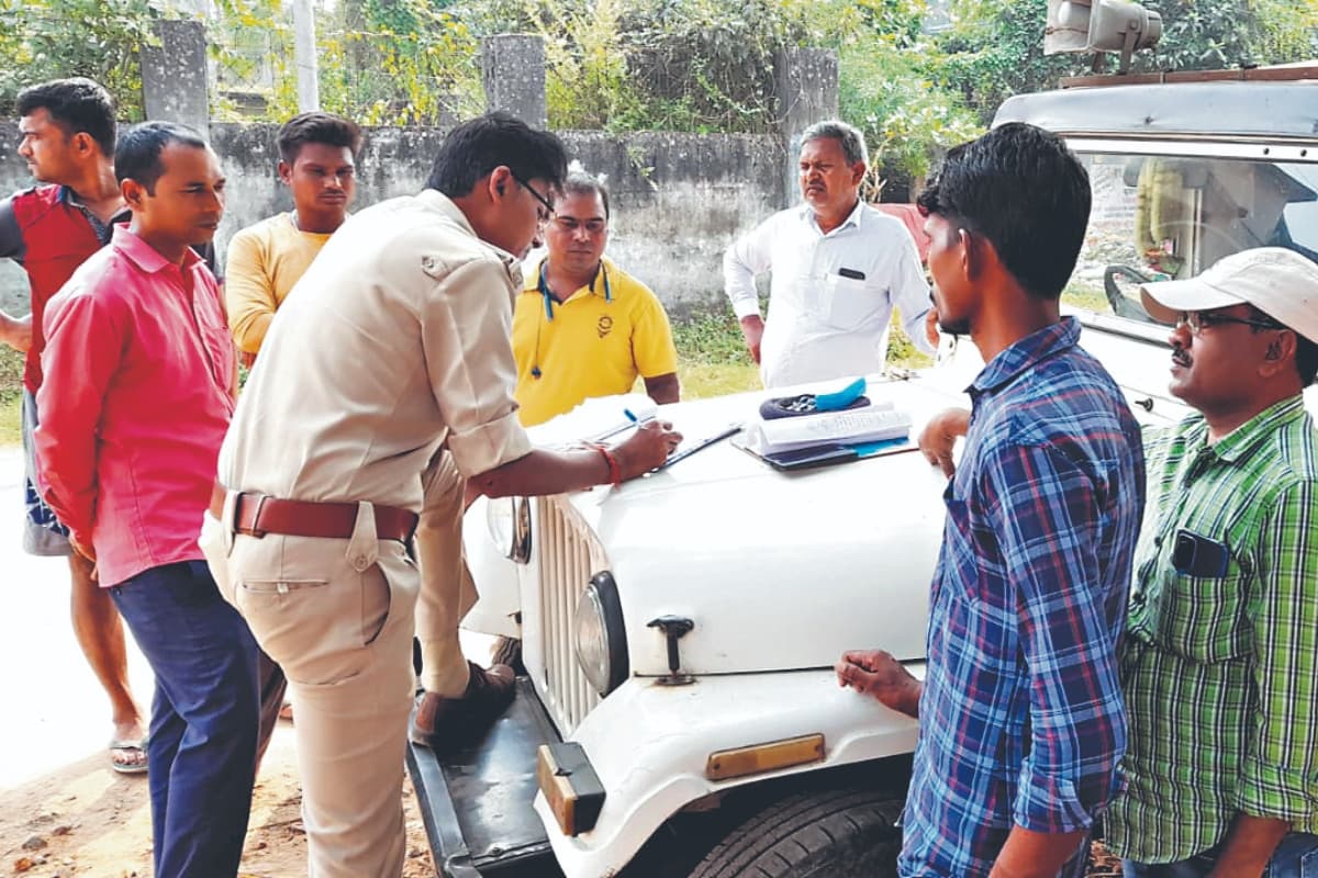 दुमका : ट्रक के चपेट में आने से दो युवकों की मौत , चालक फरार