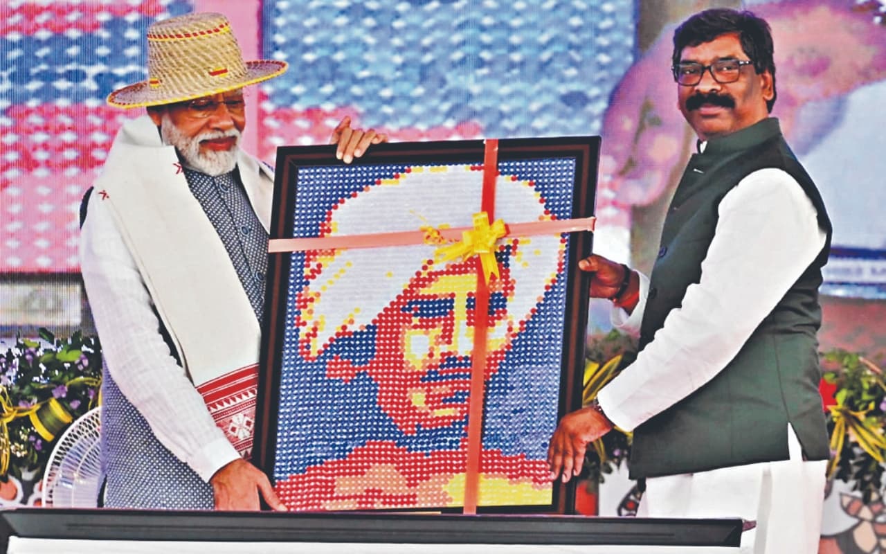 देवघर : मधुपुर की छात्राओं द्वारा बनाई गई पेंटिंग प्रधानमंत्री नरेंद्र मोदी को भेंट की गई, जाने इसकी खासियत