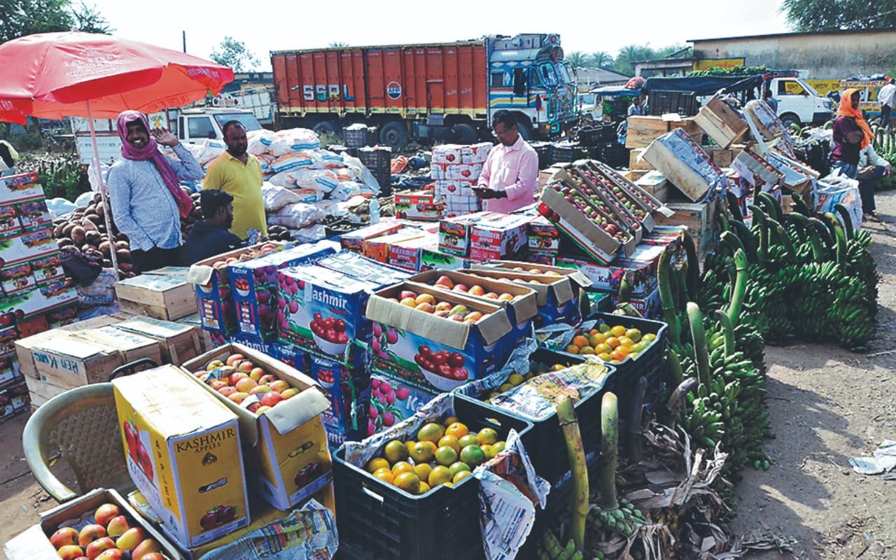 देवघर : छठ पूजा को लेकर बाजारों में बढ़ी रौनक, लोगों की उमड़ी भीड़