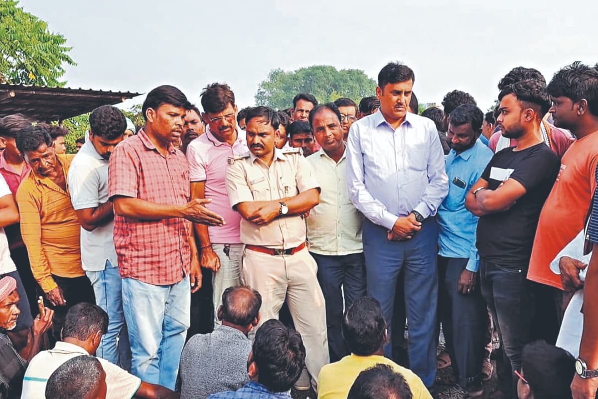 जामताड़ा : पेड़ से लटकता मिला युवक का शव, परिजनों ने हत्या का लगाया आरोप