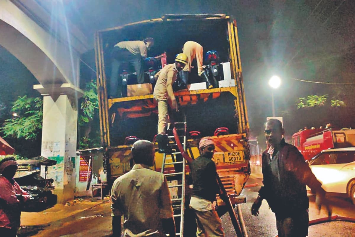 दमकलकर्मियों की सूझबूझ से लाखों की बाइक्स  बची, जानें कैसे टला हादसा