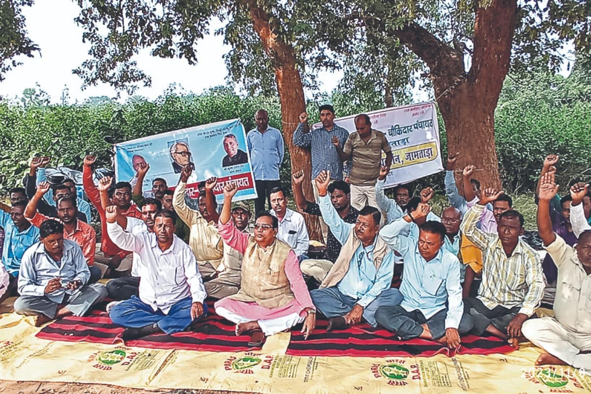 जामताड़ा : दफादार-चौकीदार महासंघ ने दिया धरना, हेमंत सोरेन के सामने रखी ये मांग