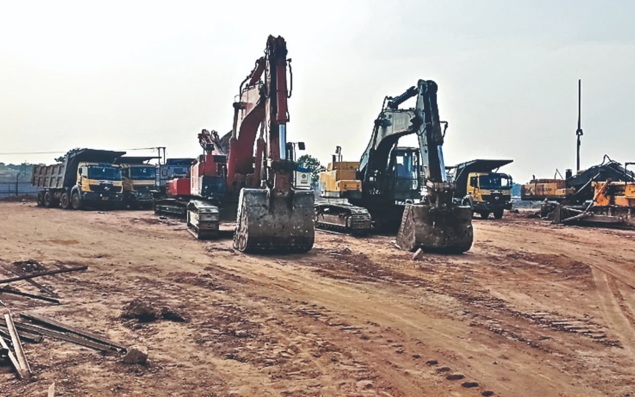 देवघर : चितरा कोलियरी में मुआवजा व नौकरी की मांग को लेकर गतिरोध जारी, एक माह से बंद है कंपनी का कार्य