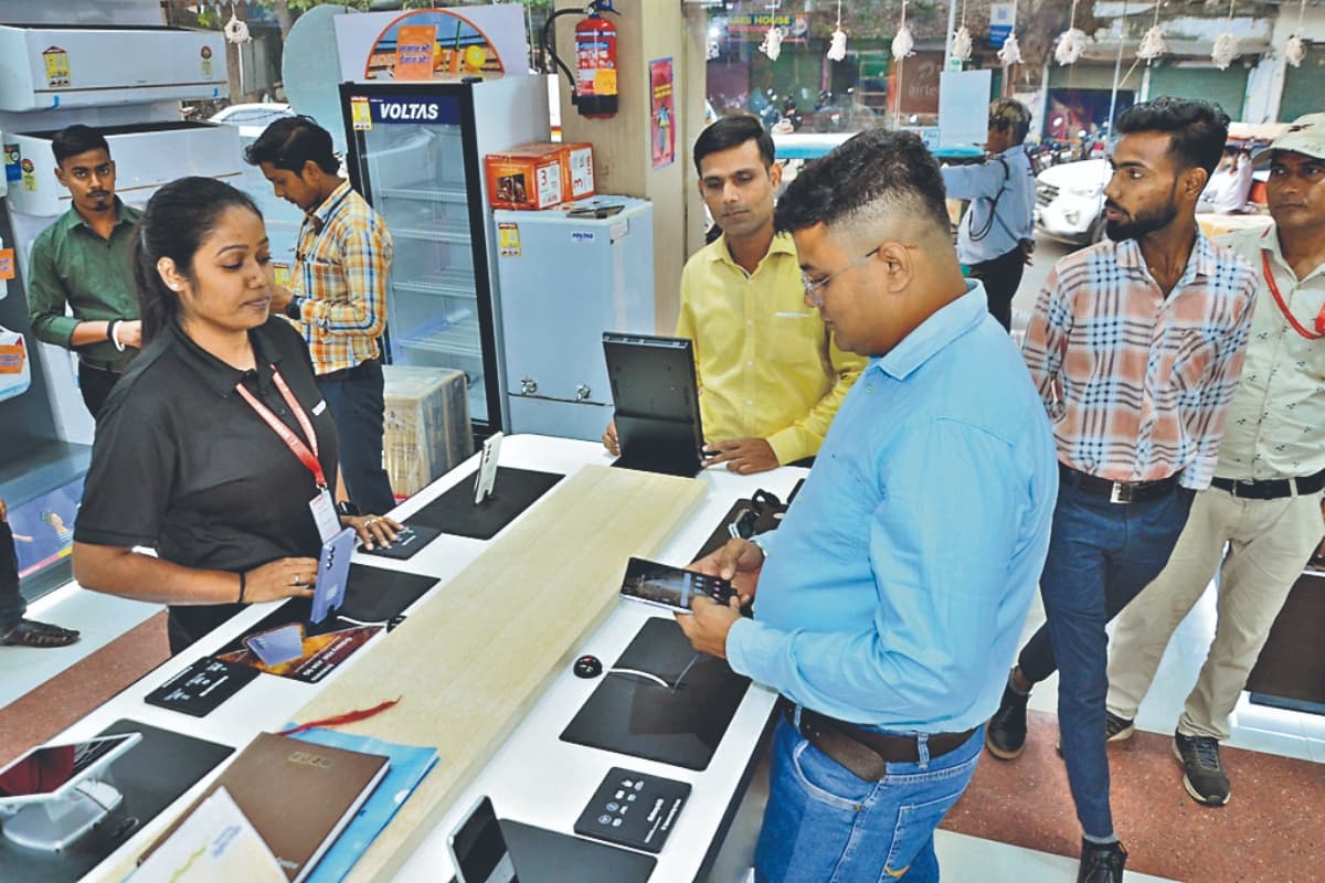 देवघर : धनतेरस में 5G मोबाइल का क्रेज,10 हजार तक दिये जा रहे कैशबैक