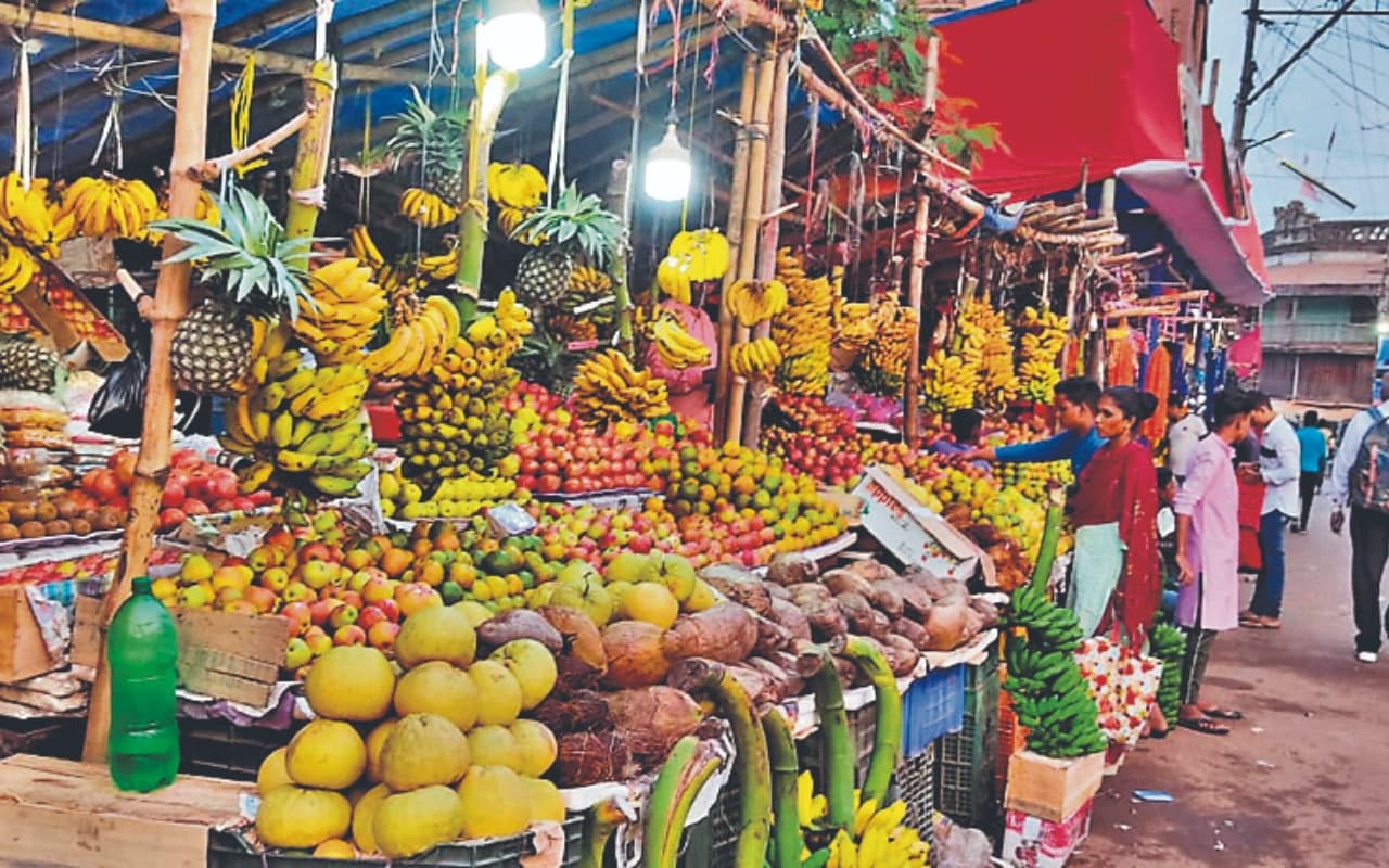 देवघर : छठ को लेकर मधुपुर बाजार में  बढ़ी चहल-पहल, तालाबों की साफ-सफाई जारी