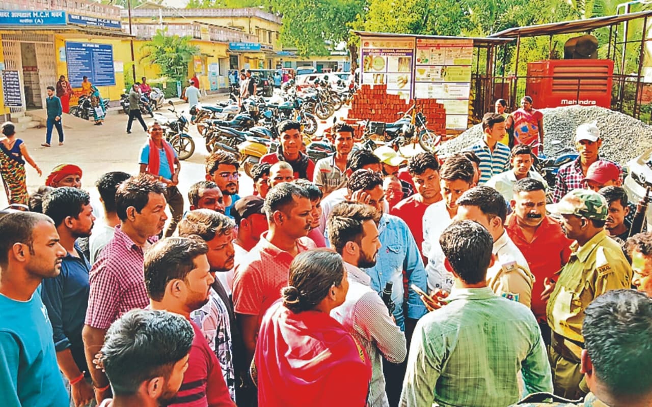 देवघर में दो अलग-अलग सड़क हादसों में दो लोगों की मौत, परिजनों ने इलाज में लापरवाही का लगाया आरोप