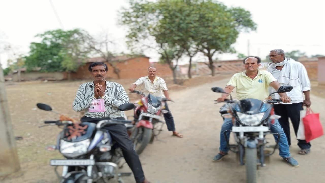 झारखंड पंचायत चुनाव : मुखिया बनने के लिए चुनाव मैदान में उतरे गुरुजी, पंचायत के विकास का कर रहे दावा