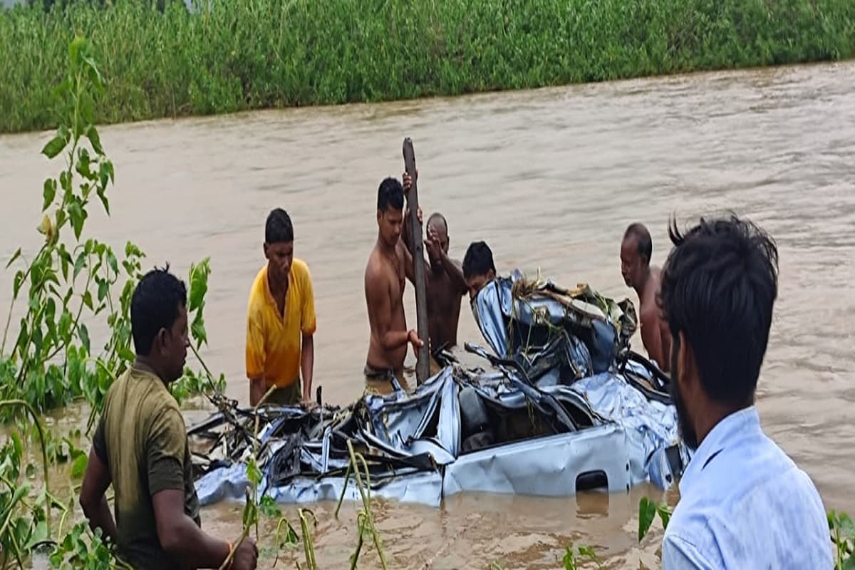 झारखंड के पतरातू में लगातार बारिश से बही कार, दो का शव बरामद, रिम्स के डॉक्टर समेत 3 लापता