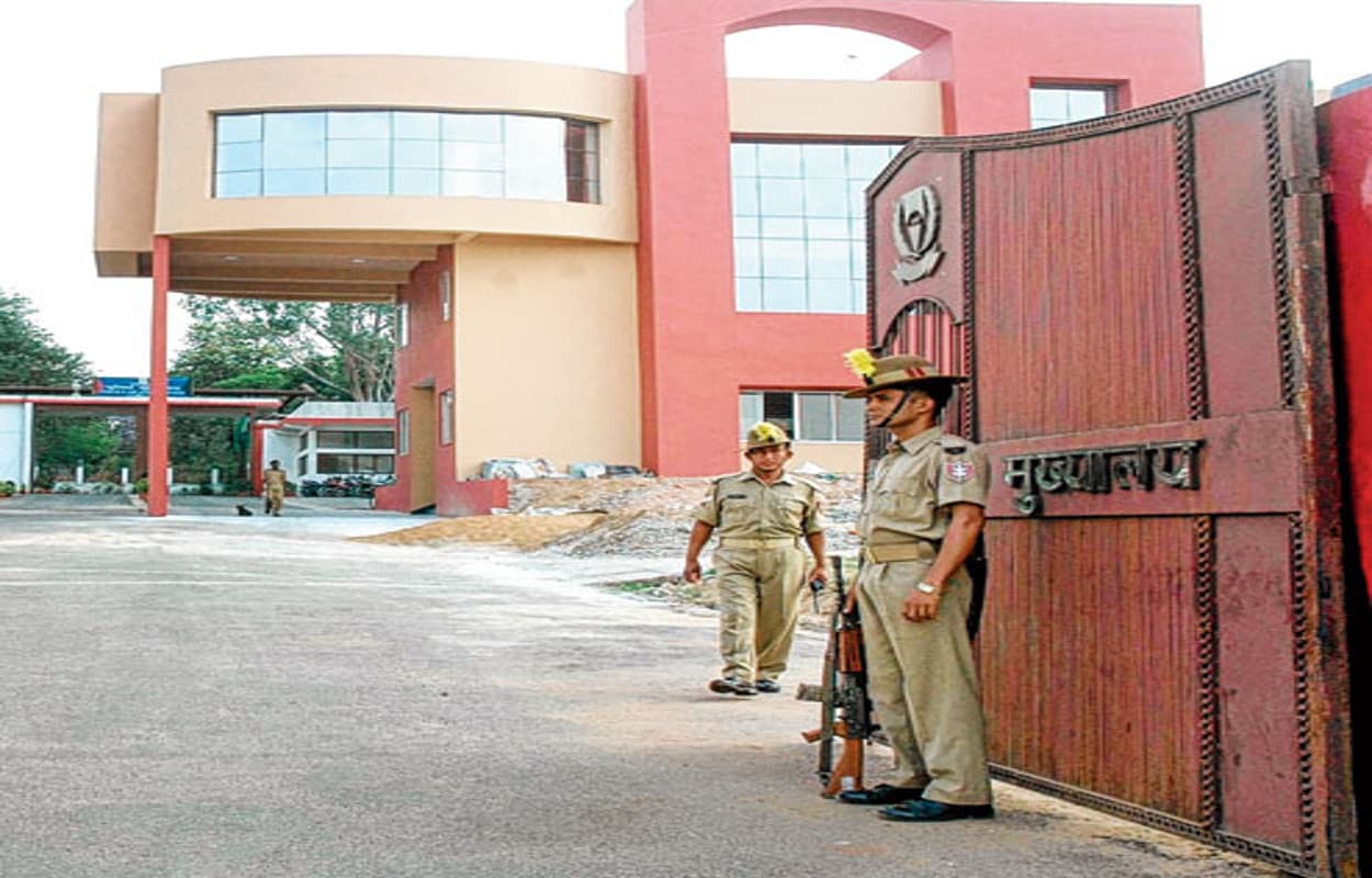 Jharkhand Naxal Latest News : 10 लाख के इनामी नक्सली जीवन कंडुलना ने रांची पुलिस के समक्ष किया सरेंडर, पढ़िए किन जिलों में थी इसके नाम की दहशत