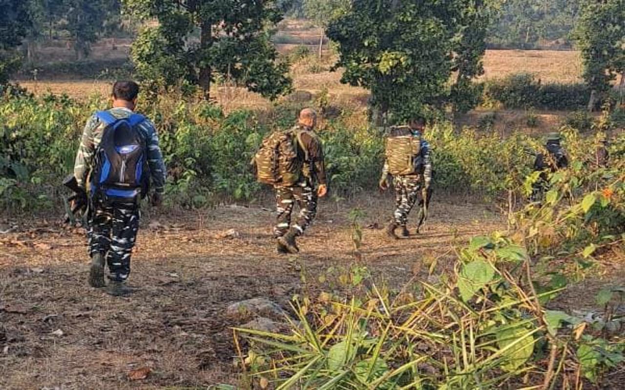 Jharkhand Naxal News: गिरिडीह-बोकारो बॉर्डर के इटवाबेड़ा जंगल में इनामी नक्सली समर दा को पुलिस ने घेरा