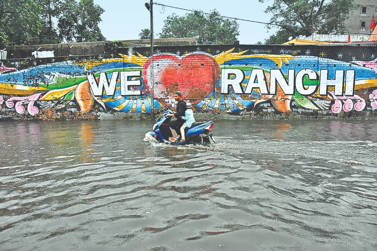 Jharkhand Weather: बंगाल की खाड़ी में लो प्रेशर से पूरे झारखंड में झमाझम बारिश, जानें कब तक बरसेंगे बादल