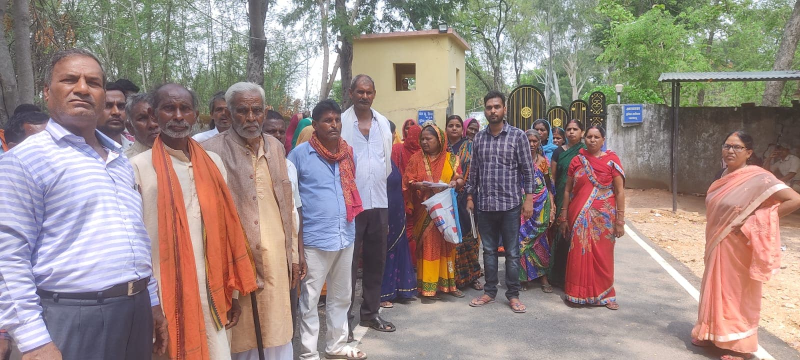 Jharkhand: ग्रामीणों ने घेरा पलामू एसपी आवास, कहा हम पर दर्ज मुकदमा झूठा