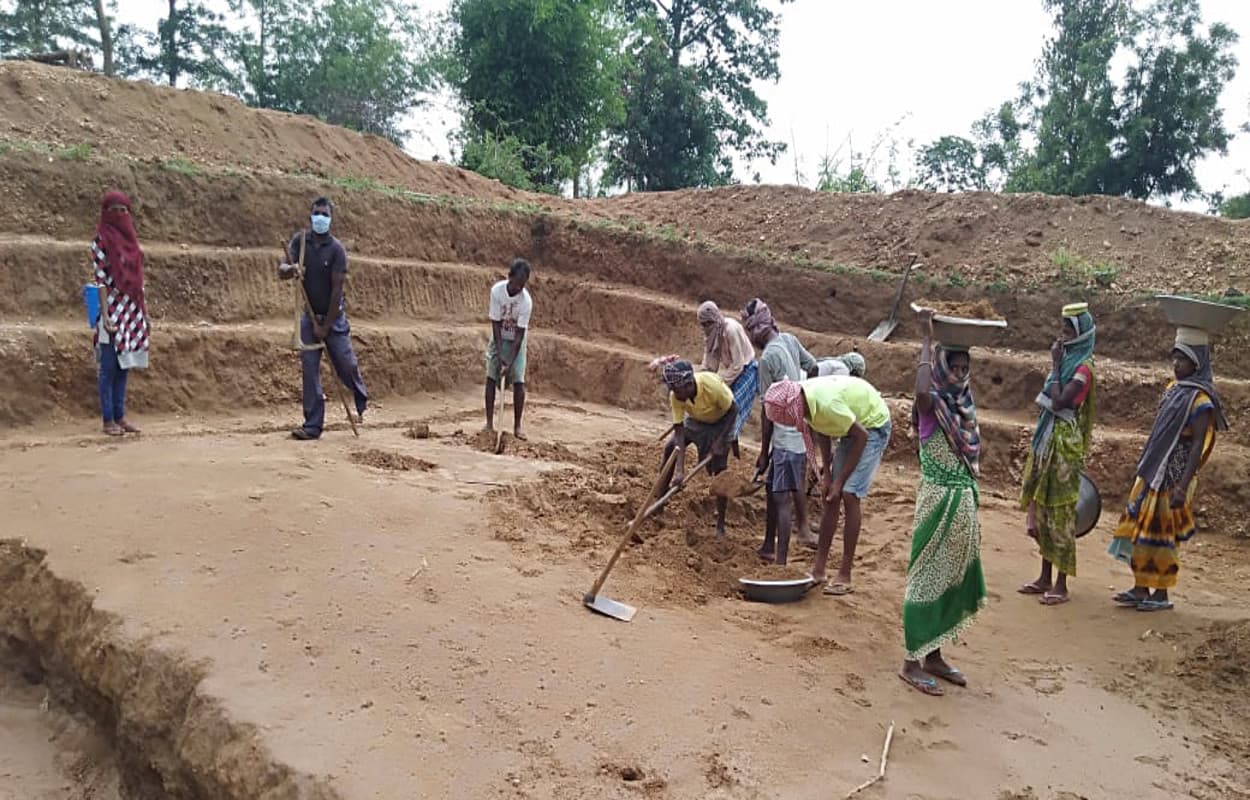 मनरेगा ने दिव्यांग जीना राम को दिखायी जीने की राह, मेठ बन ग्रामीणों को पिला रहें पानी