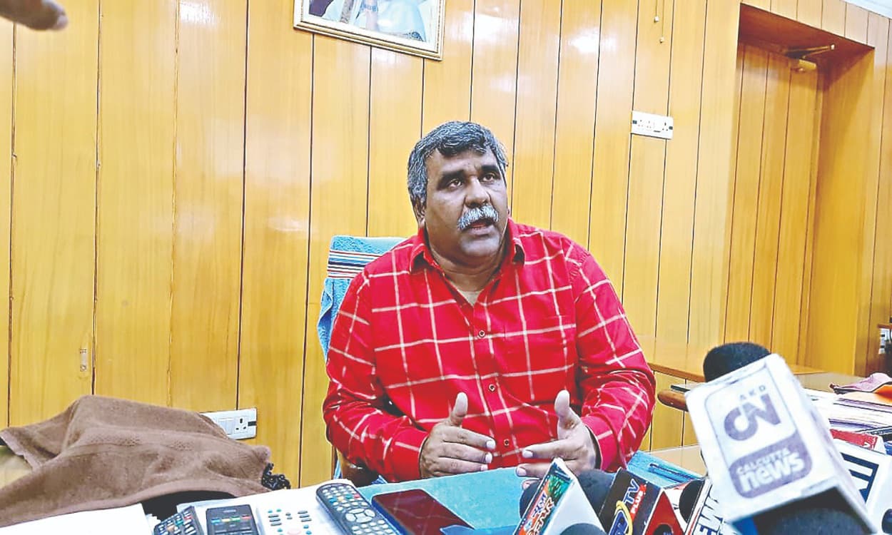 तृणमूल के जिलाध्यक्ष ने ममता दीदी के मंत्री से लिया सीधा बैर, बगावती तेवर पर सियासी गलियारे में चर्चा तेज