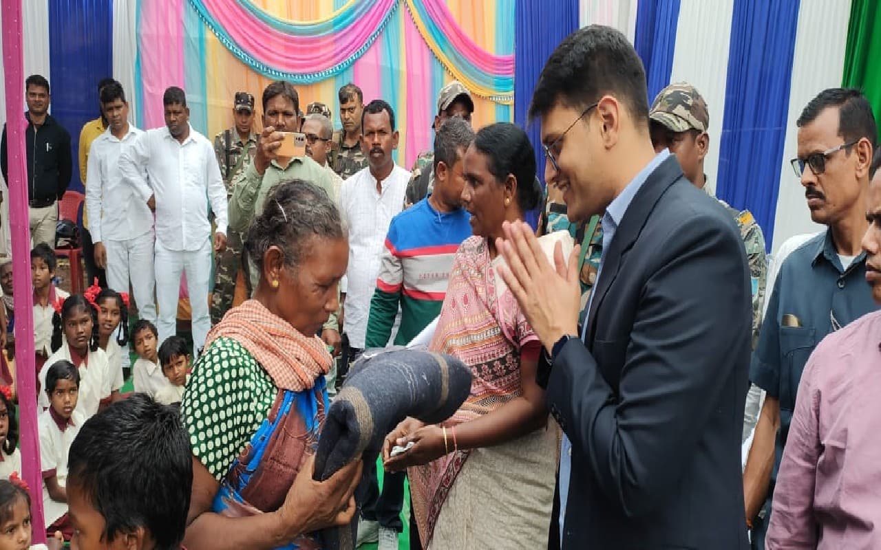 पश्चिमी सिंहभूम के बंदगांव में आयोजित हुआ सरकार-आपके द्वार कार्यक्रम, मंत्री जोबा मांझी ने सुनी समस्याएं