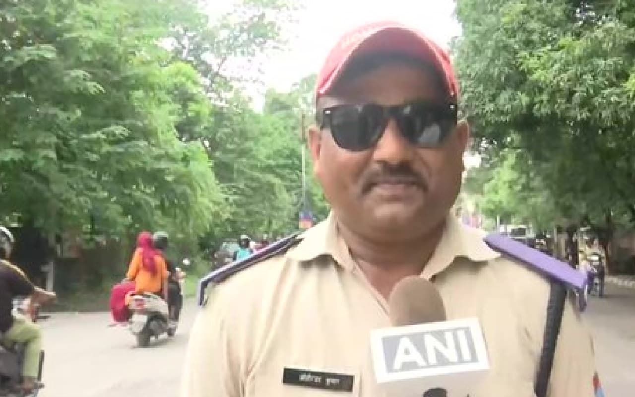 होमगार्ड को अनोखे अंदाज में ट्रैफिक संभालते देख आप भी हो जायेंगे रोमांचित, सोशल मीडिया पर वीडियो वायरल