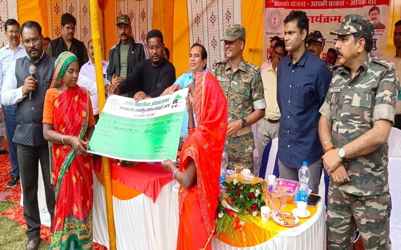 पहाड़ियों की तलहटी में बसे कुचाई के जोंबरो गांव पहुंचे अधिकारी, ग्रामीणों को सरकारी योजनाओं से कराया अवगत