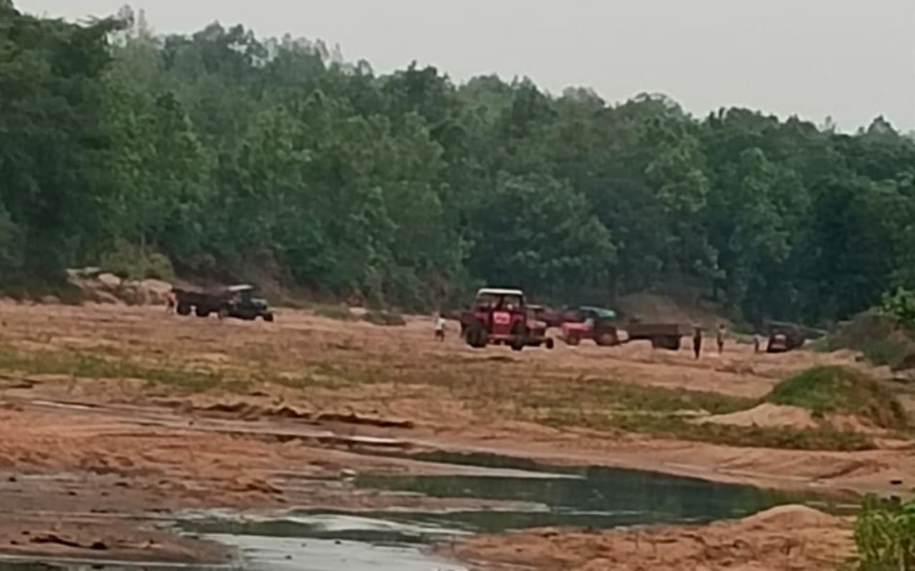झारखंड की नदियों से बालू उठाव पर रोक, पर गुमला की जोराग नदी से हरदिन निकल रहे 100 ट्रैक्टर बालू