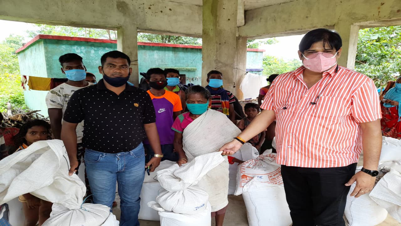 कुचाई के बिरहोर बस्ती पहुंचा प्रशासन, डाकिया योजना के तहत मिला खाद्यान्न, कोरोना संक्रमण को लेकर किया जागरूक
