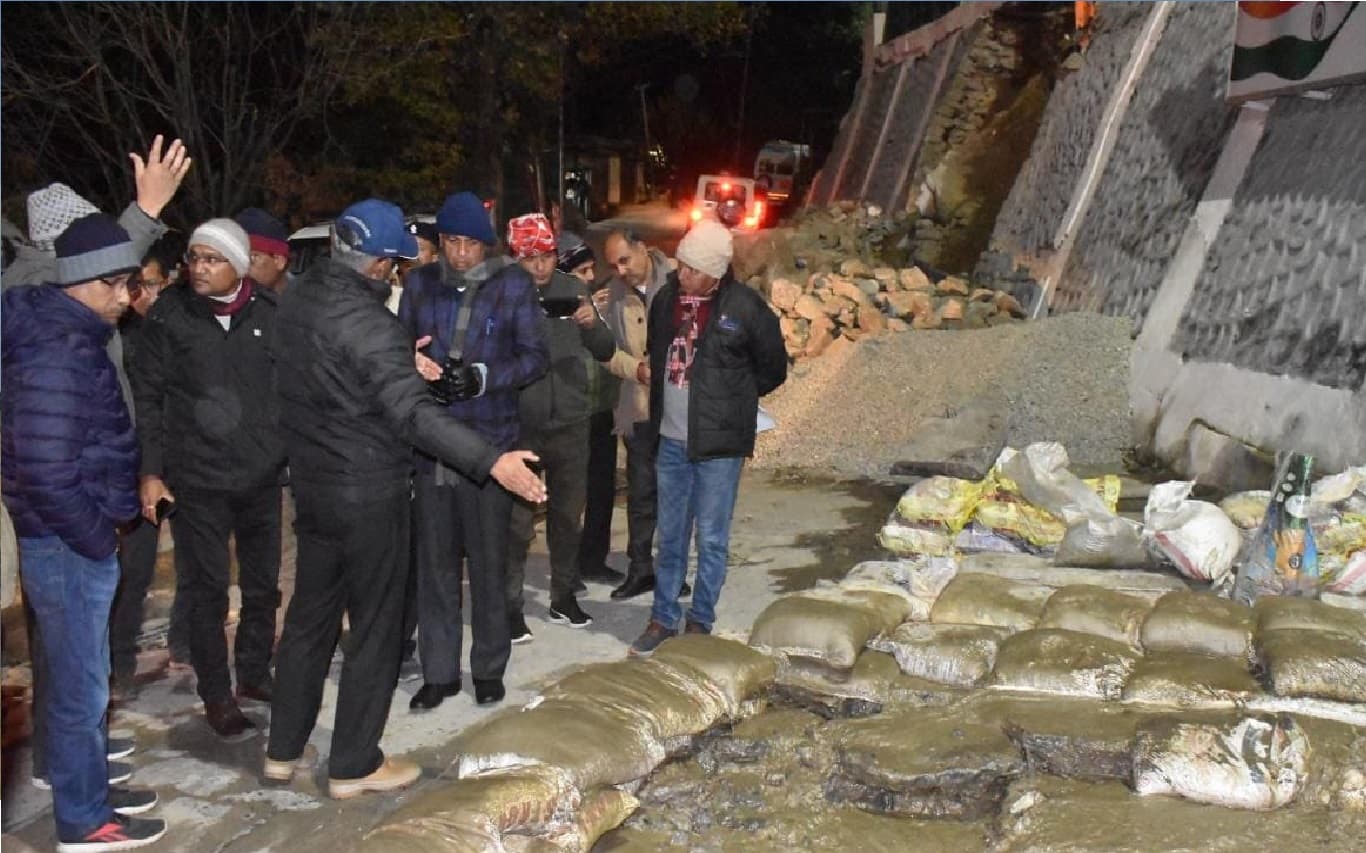 उत्तराखंड के जोशीमठ में 561 मकानों में दरारें, 43 परिवार शिफ्ट, भारी विरोध के बाद रोपवे का काम बंद