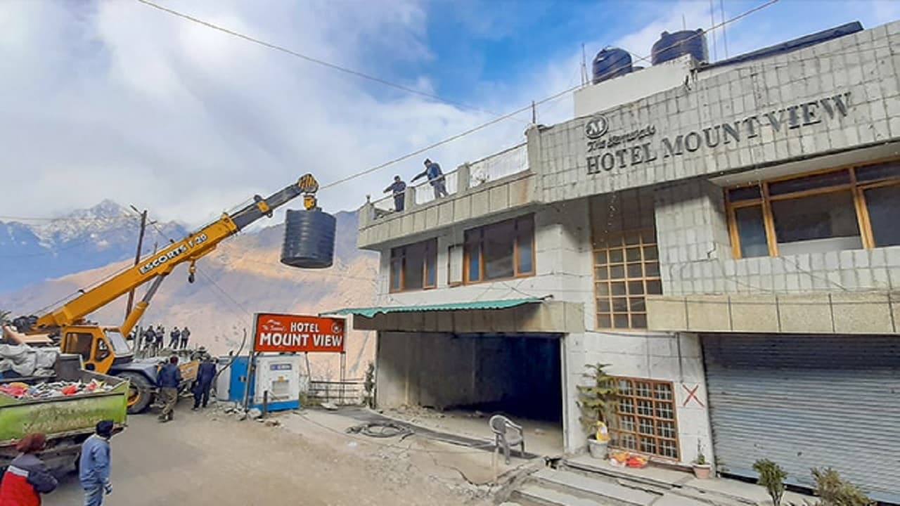 जोशीमठ में होटलों को ढहाने की कार्रवाई जारी, भूधंसाव से दो और होटल झुके, आज PMO से पहुंचेंगे अधिकारी