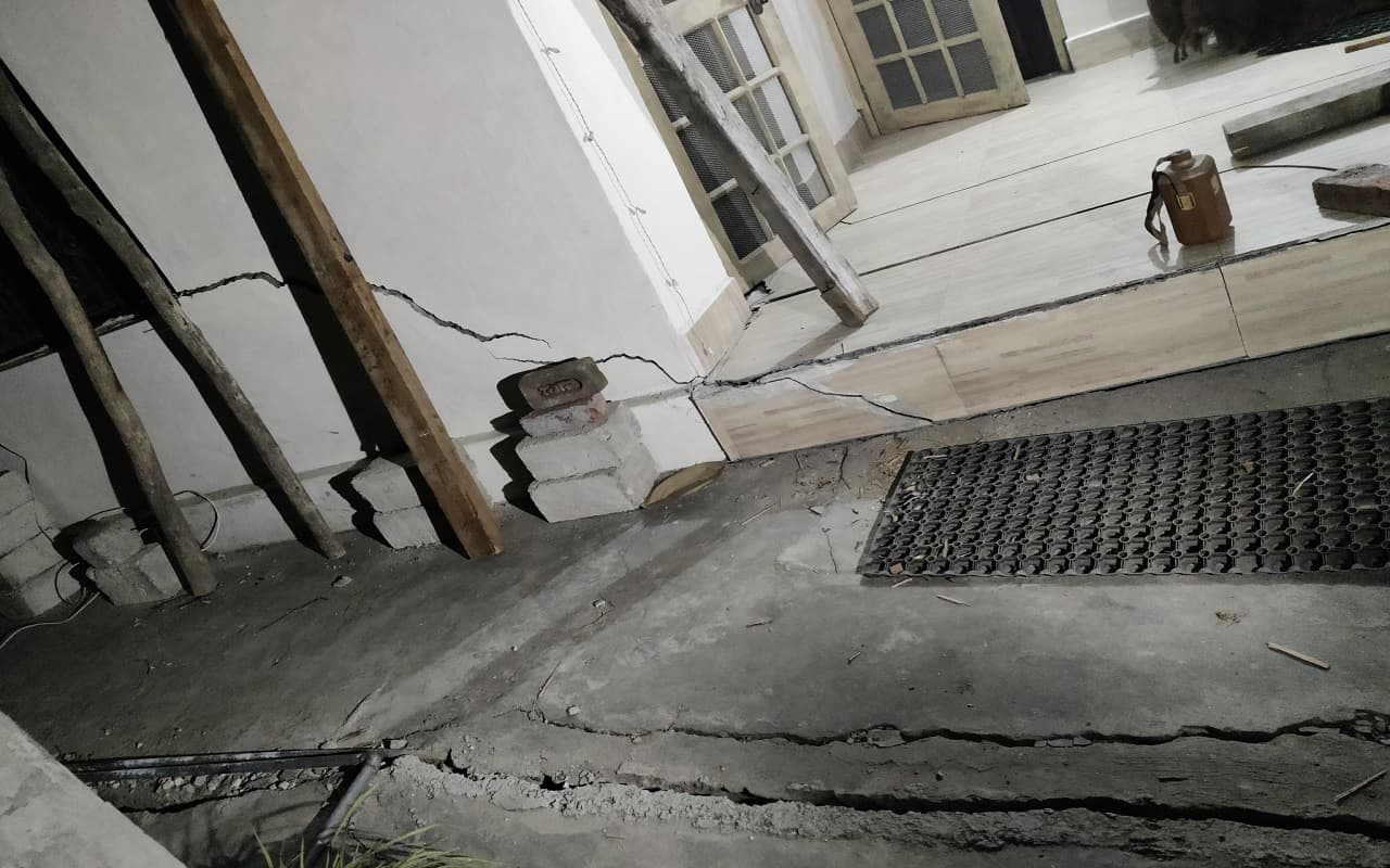 जोशीमठ में दो होटलों को गिराने की तैयारी, सड़क पर लेटकर लोगों ने जताया विरोध