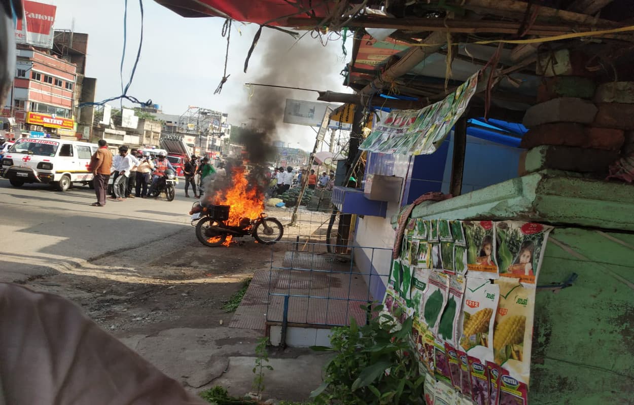 ट्रैफिक पुलिस ने जुर्माना लगाया, तो जला दी बाइक